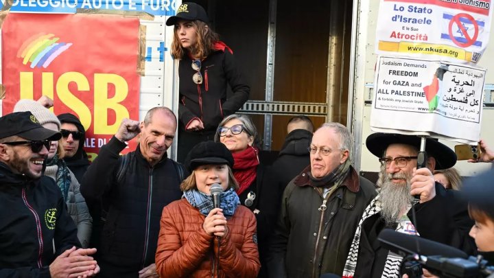Greta Thunberg in Genoa, for the General Strike: ...solidarity is not dead, there is still some sense of humanity. Greta Thunberg in Genoa, for the General Strike: ...solidarity is not dead, there is still some sense of humanity.
